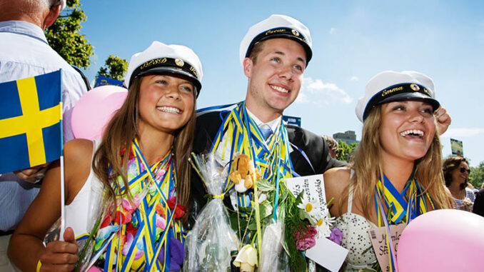 Schwedische Abiturienten feiern ihren Schulabschluss